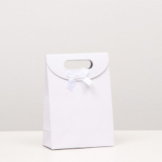 Коробка-пакет с ручкой, белый, 20 х 14 х 7 см